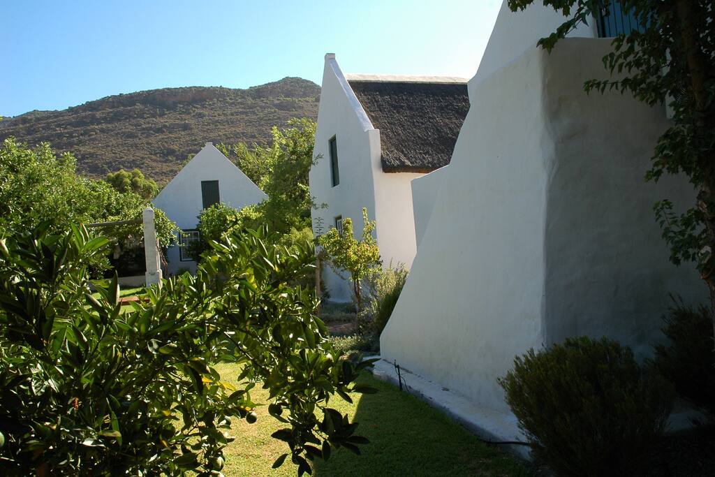 LtR: Die Stal, Waenhuis, Ou Huis