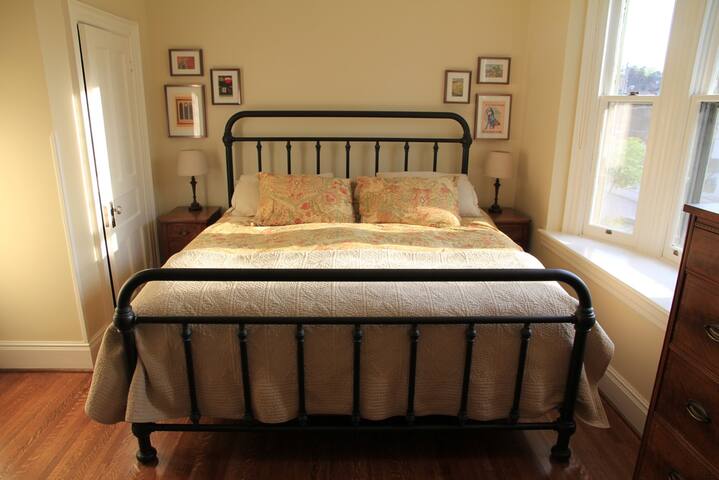 Spacious, charming 3 storey home in great ‘hood gallery image 5