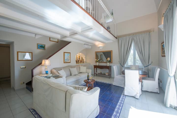 سرير أريكة 160 × 190. طاولة قابلة للتمدد تتسع لـ 10 أشخاص