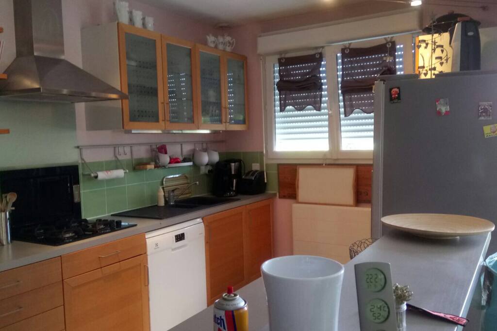cuisine équipée avec bar donnant sur salle à manger