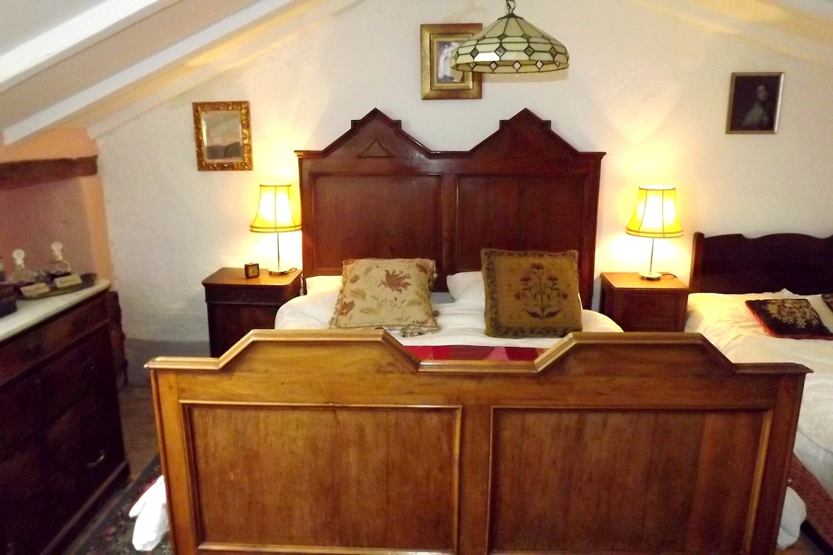 Главна спална соба , еден брачен кревет (широк 150-179 см) и еден единечен кревет (широк 180-179 см) кои се спој 