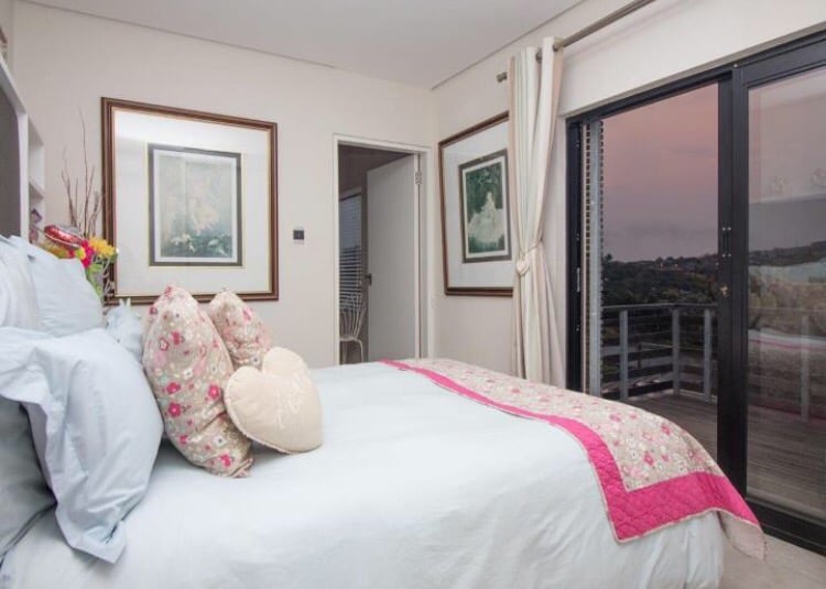 Koraljna soba. Spavaća soba na katu s balkonom.