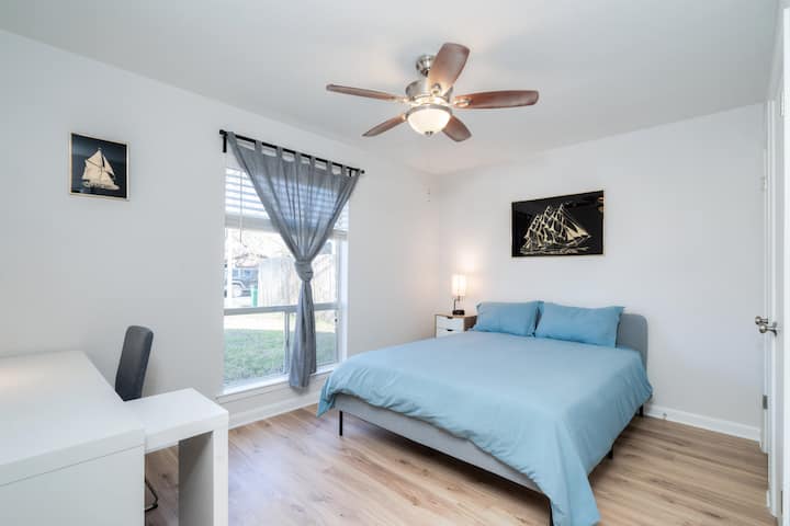 dormitorio 2 con cama tamaño king.  Con colchón de lujo Sealy Posturepedic Cooper Mountain II.
La mesita de noche cuenta con puerto de carga USB.
