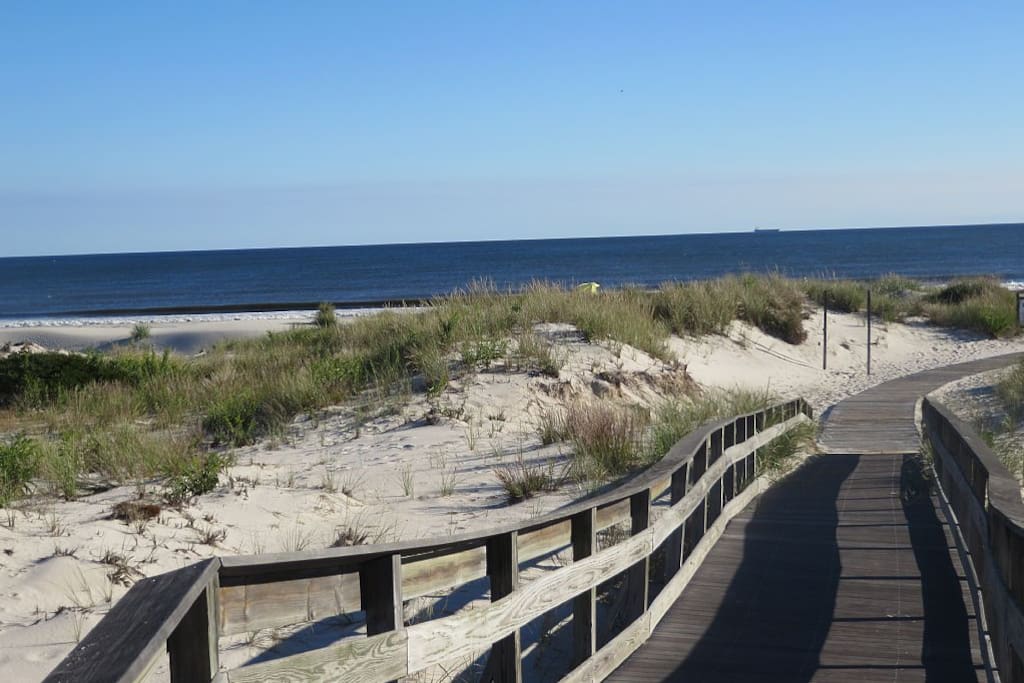 Only 7 houses to majestic Lido dunes - private beach access comes with house!