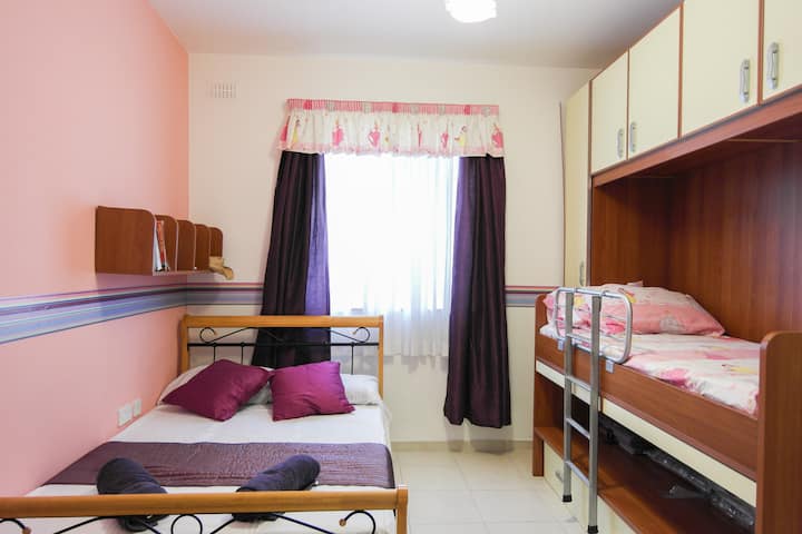 غرفة نوم بسرير مزدوج وسرير بطابقين
