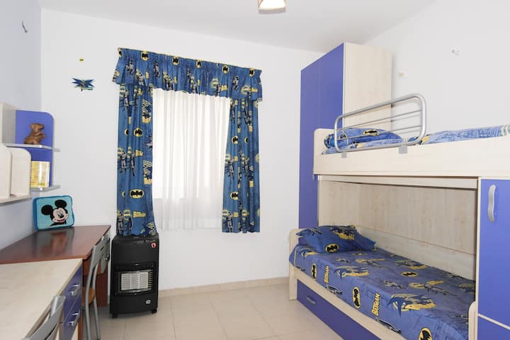 غرفة نوم بسرير بطابقين