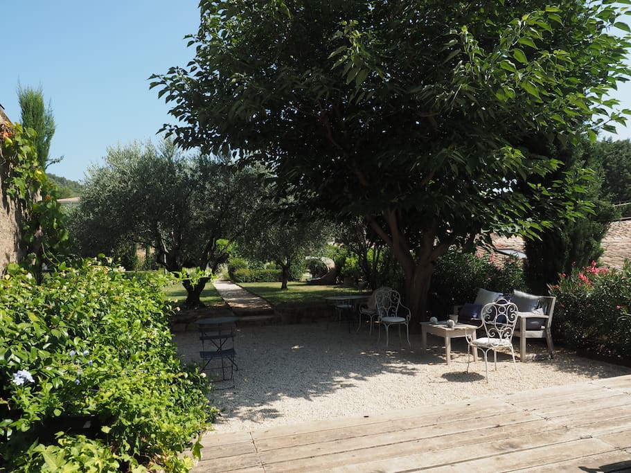 Terrasse du petit déjeuner à la belle saison