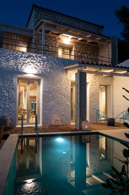 Night view of Villa Vivere