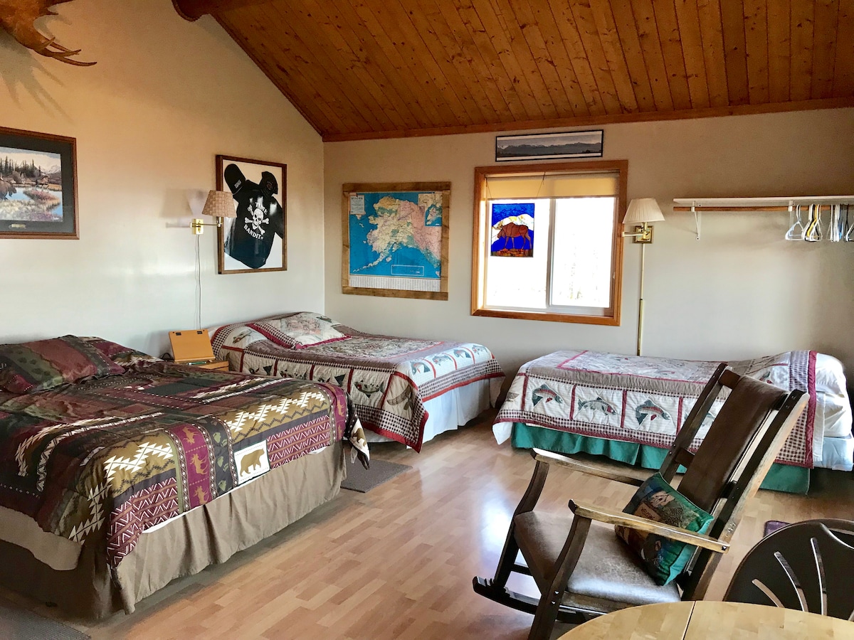 אזור שינה עם 3 מיטות...קווין, זוגיות ותאומות. מלבד חדר הרחצה, זה
הבקתה היא אזור פתוח לחלוטין ללא חדרים נפרדים או מחלקים.