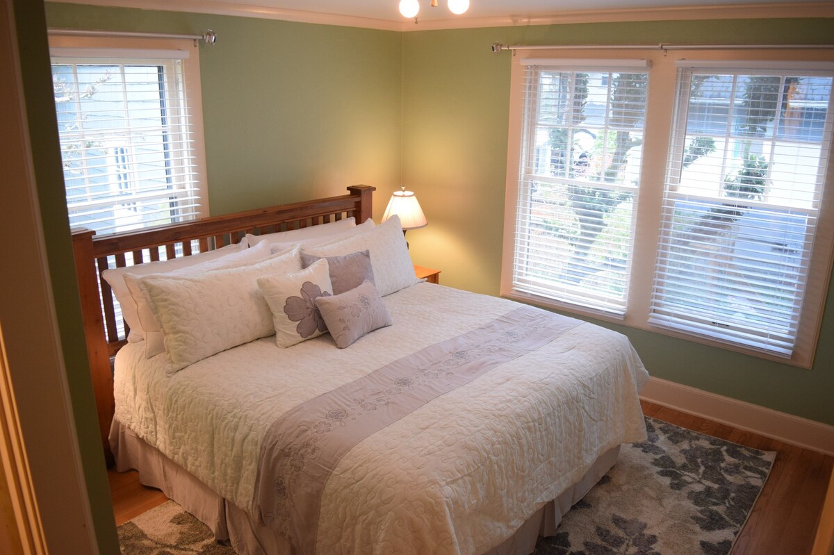 בחדר השינה הירוק יש חדר רחצה קטן עם שירותים צמודים, ארונות ענקיים ומיטת קינג - סייז נוחה במיוחד.  