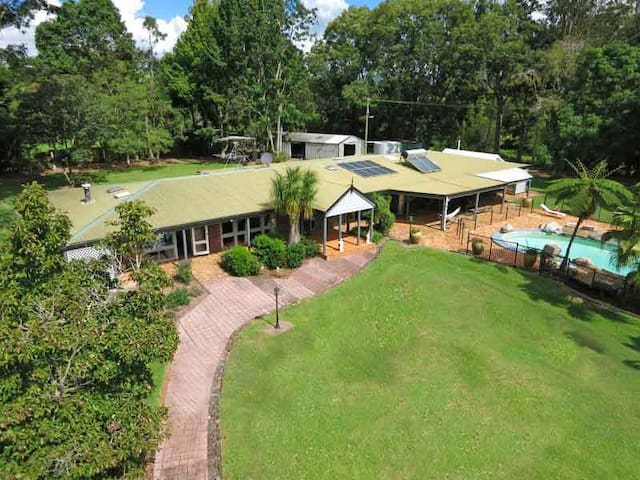McCarthy Lake House Maleny a Home away from Home