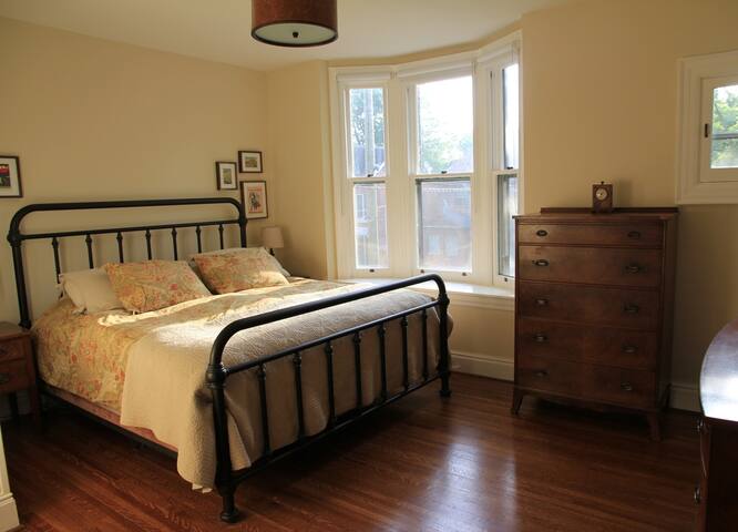 Spacious, charming 3 storey home in great ‘hood gallery image 3