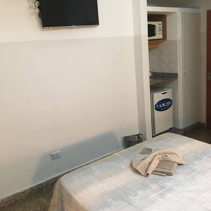 Con baño privado y kitchenette.