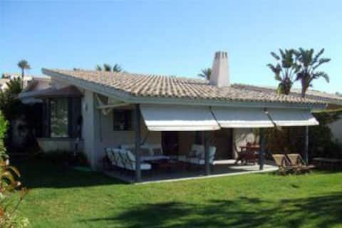 Anuncio de Airbnb popular: Luxurious Villa in Marina del Rompido en Cartaya