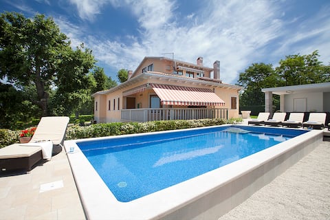 Top Airbnb: Unique villa with beautiful pool in Presika