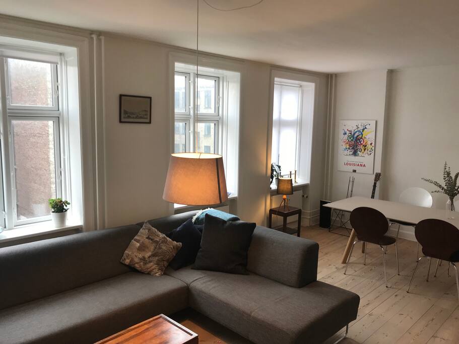 Living room with TV and Airplay (wireless) loudspeaker