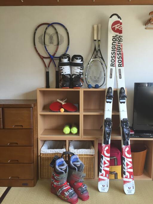 スキーのボードと靴、テニスのラケットとボール、卓球のラケット・ボール、スカッシュのラケット・ボールなどのスポーツ用品を置いてあります。マンションの中にスカッシュコートと卓球台を無料にご利用いただけます。