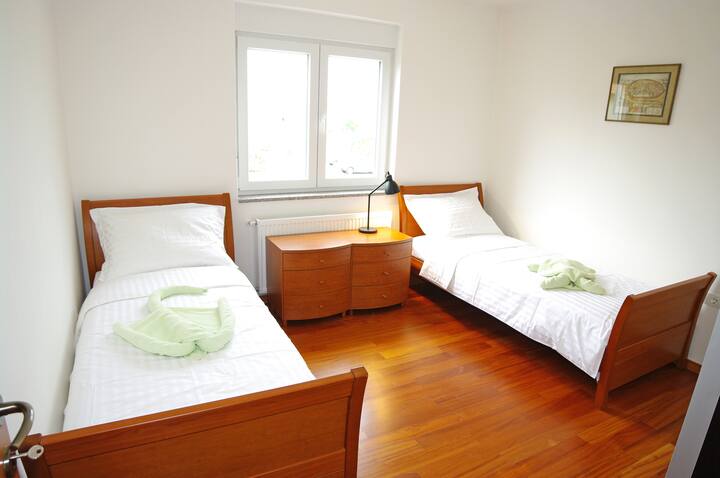 İki birnəfərlik çarpayısı olan ikinci yataq otağı.