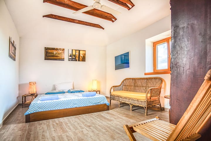 ห้องนอนใหญ่ในห้องสวีท (1 )/ เครื่องปรับอากาศ