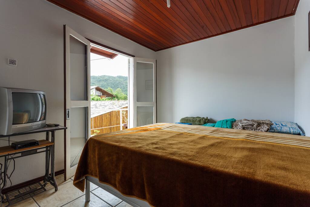Quarto com vista para natureza.