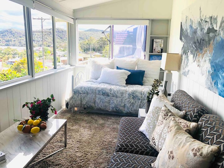 Chumba cha 4 cha kulala cha 4. Chumba cha kazi nyingi kilicho na kitanda kimoja cha mchana, chumba cha kupumzikia cha kawaida kinaweza kubadilishwa kuwa kitanda kimoja. Chumba hiki kinalala 2 kina mlango wa faragha unaofanya sehemu ya kulala inayofanya kazi au eneo la kucheza lenye bustani tulivu ya mbele na mwonekano wa barabara. 