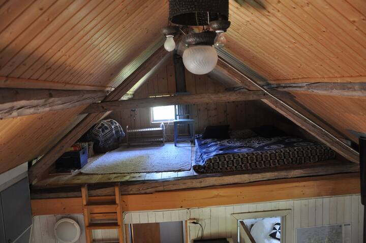 още две легла на втория етаж за спане - за деца с детски книги