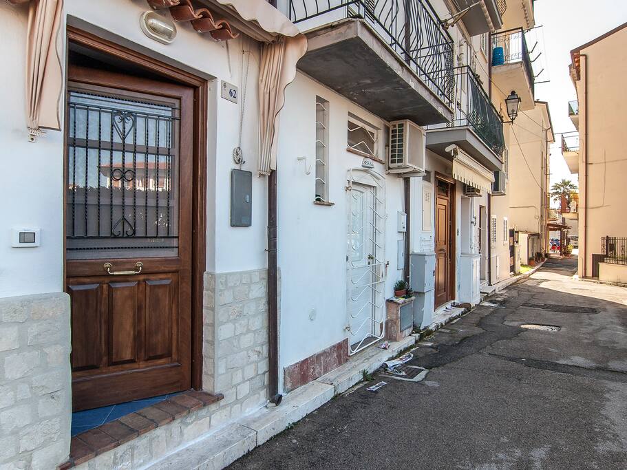 Portoncino di ingresso - ENTRANCE DOOR FROM THE STREET