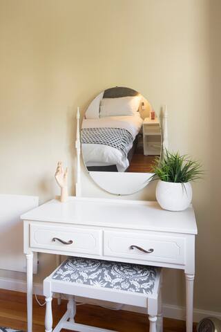 Sophisticated Apartment with Mountain Views gallery image 2