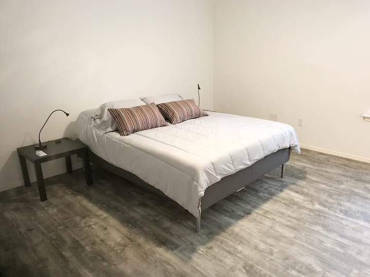 غرفة نوم رئيسية فسيحة