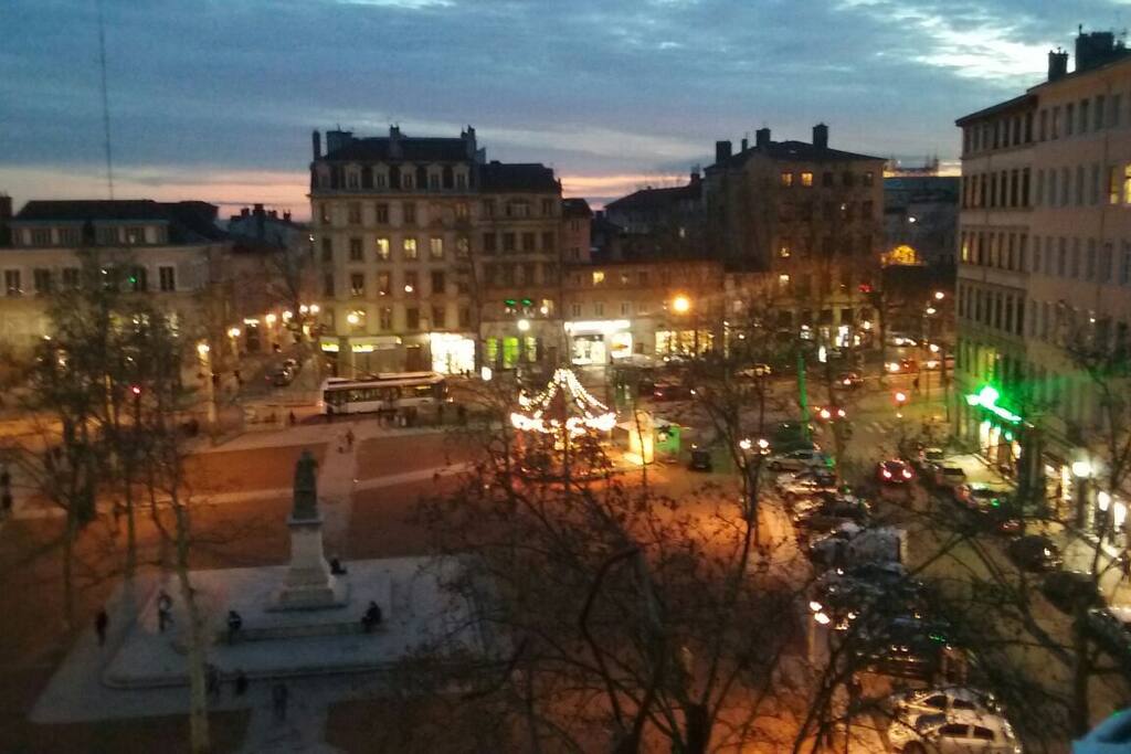 Avec vue sympa sur la place de la Croix-Rousse. Arrêt de métro à deux pas.