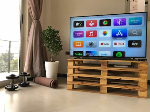 A.A Hills Apt with a sunset View.10min to airport