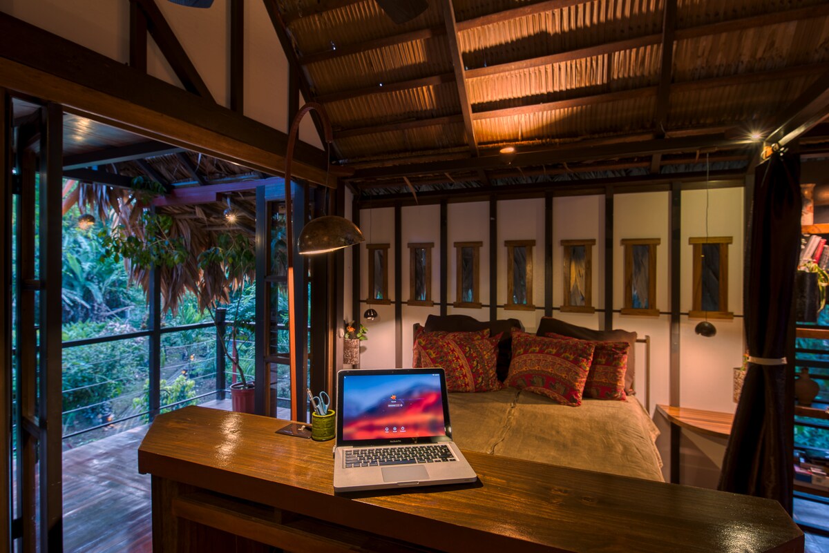 Pogled iz spavaće sobe na dvorište sa stazama i rasvjetom. Prikladno za rad i uživanje na prijenosnom računalu.