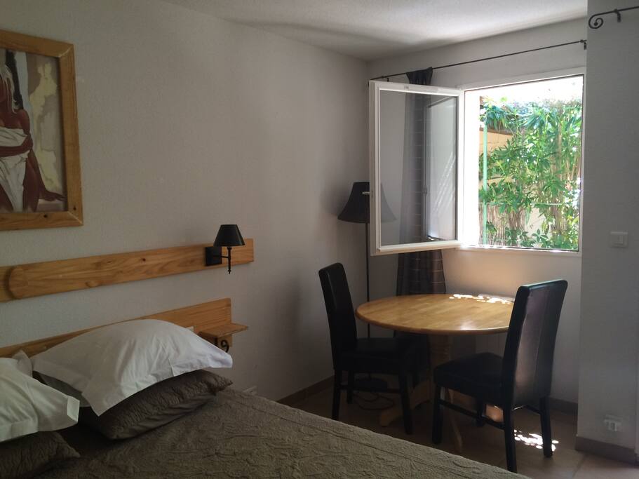Chambre avec son grand lit de 160