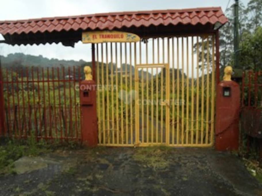 Electric gate to private Tranquil Quinta. (Lodge and apatrments and Rustic charming Chalet