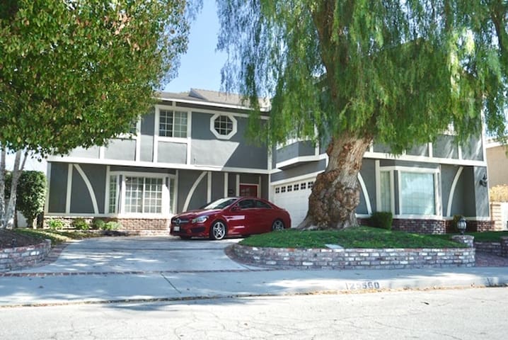 Valencia CA Stunning 3100+sqft, 5 Bed/5Bath home