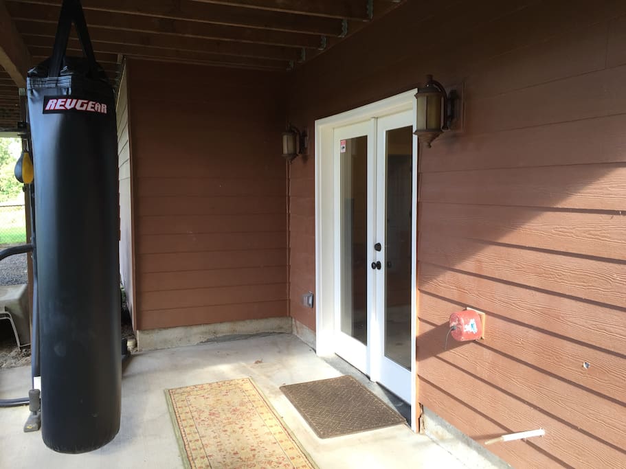 Private entrance (includes punching bag !)