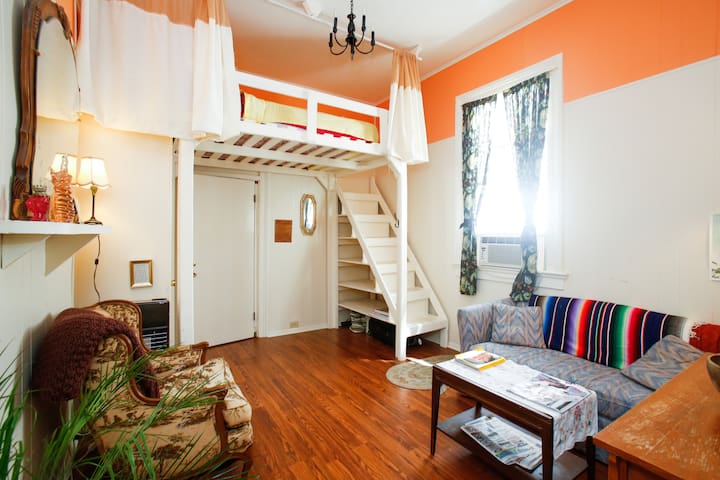 Le Peach Parlor,Free Bikes,Loft Bed