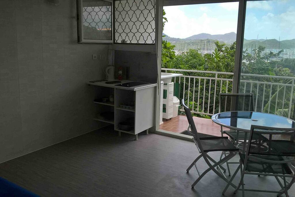 Salon / kitchenette