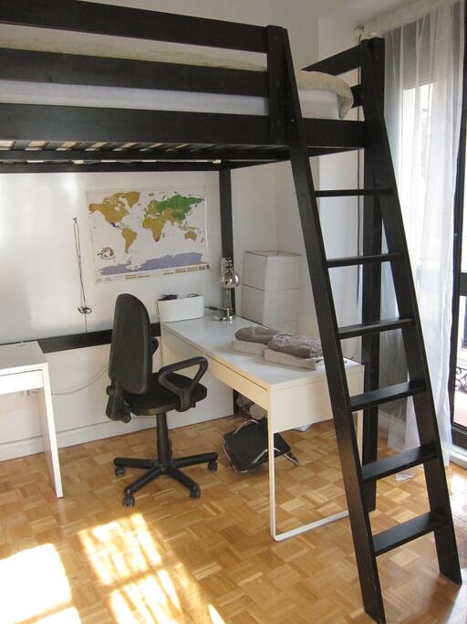 Habitación doble en alto y zona con escritorio y WIFI para conectarse con el ordenador.