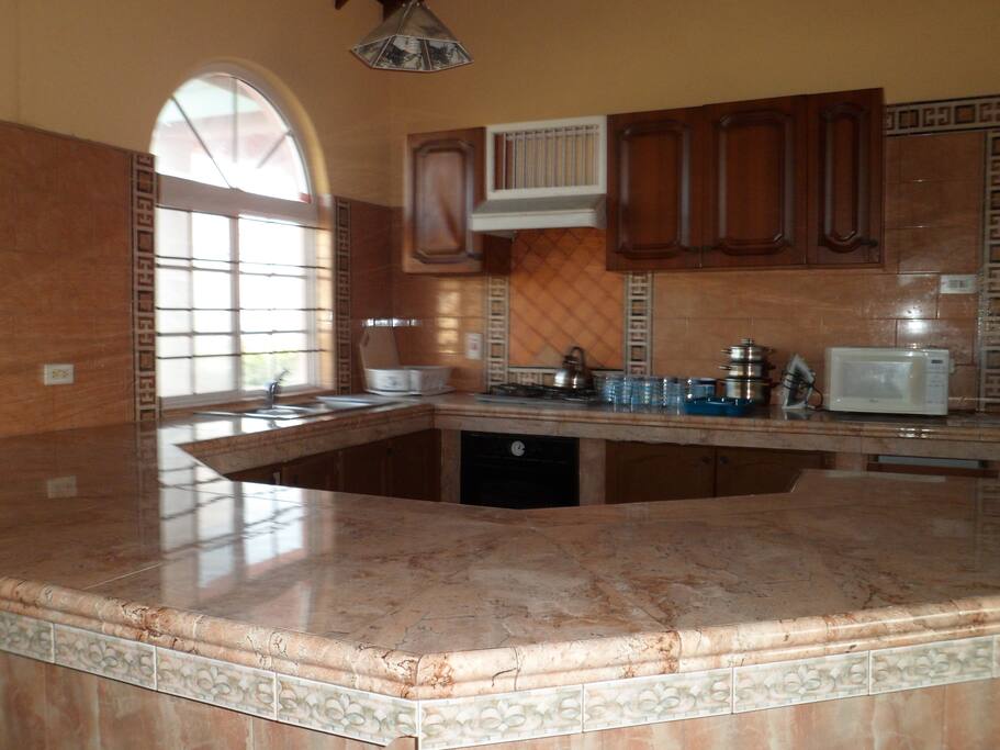SPACIOUS KITCHEN