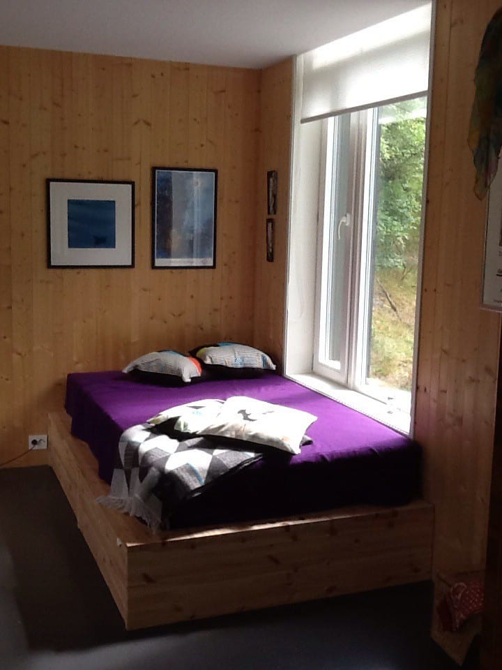 Double bed with a view to the slopes and woods of Hereidplatau. 