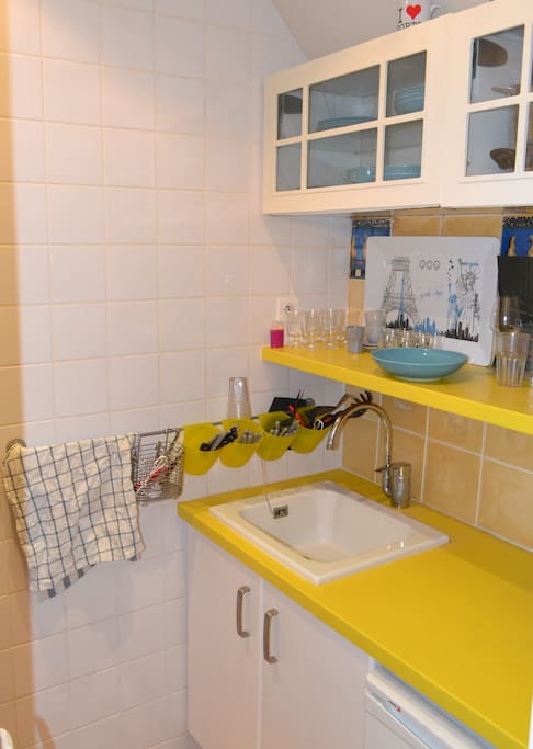 The small but equipped kitchen