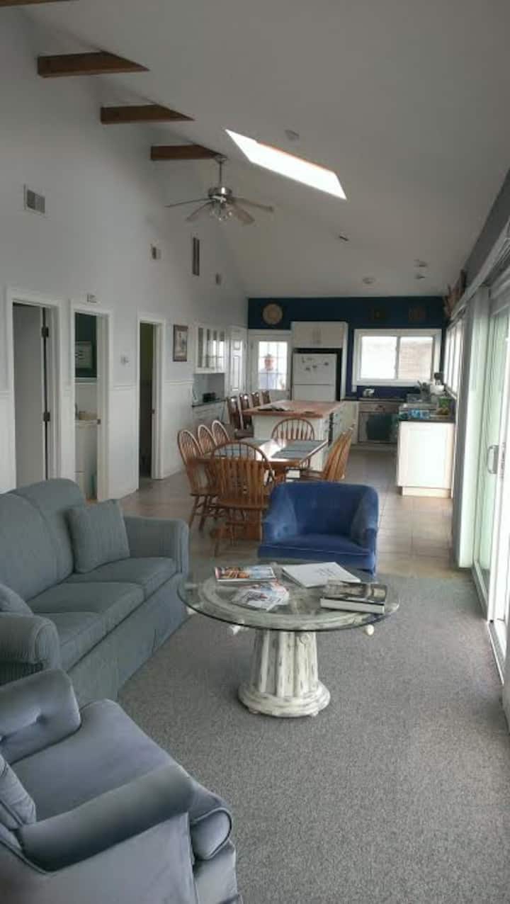 Sebule pana, chumba cha kulia, na jikoni!