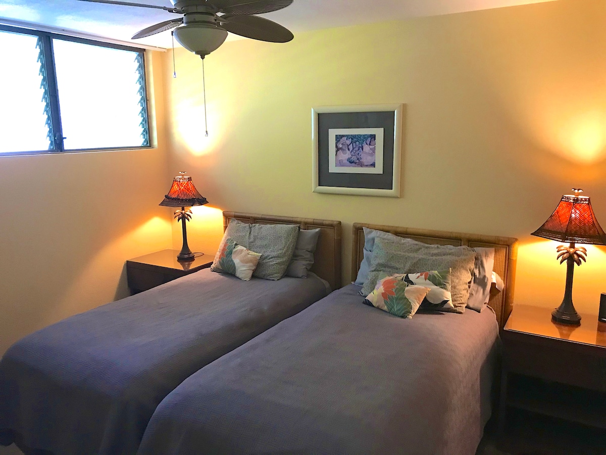 Dormitorio de invitados.  Las dos camas individuales se pueden convertir en una cama tamaño king, a pedido.  