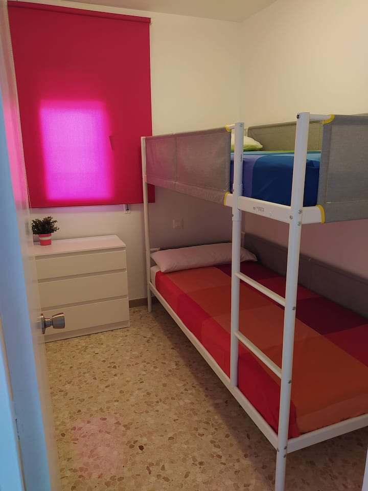 Habitación 2. Literas (camas de 90x200), cómodacon tres amplios cajones y TV.