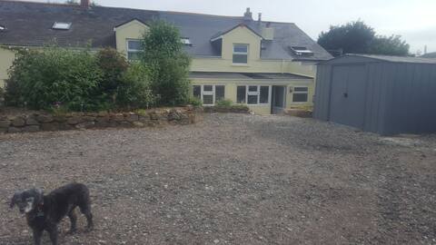 Two bedroom Cornish cottage. BBQ area,pet friendly