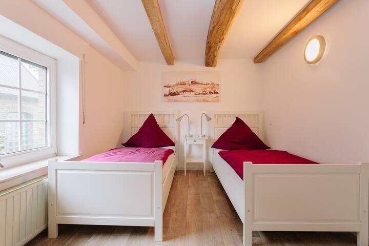 מקום ל -3 אנשים