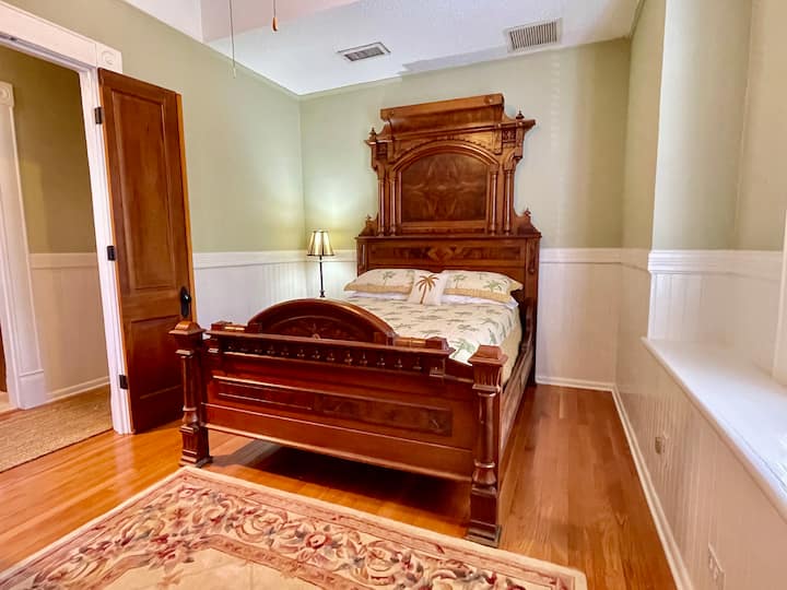 Seconda camera da letto situata al centro della casa con un letto matrimoniale. 