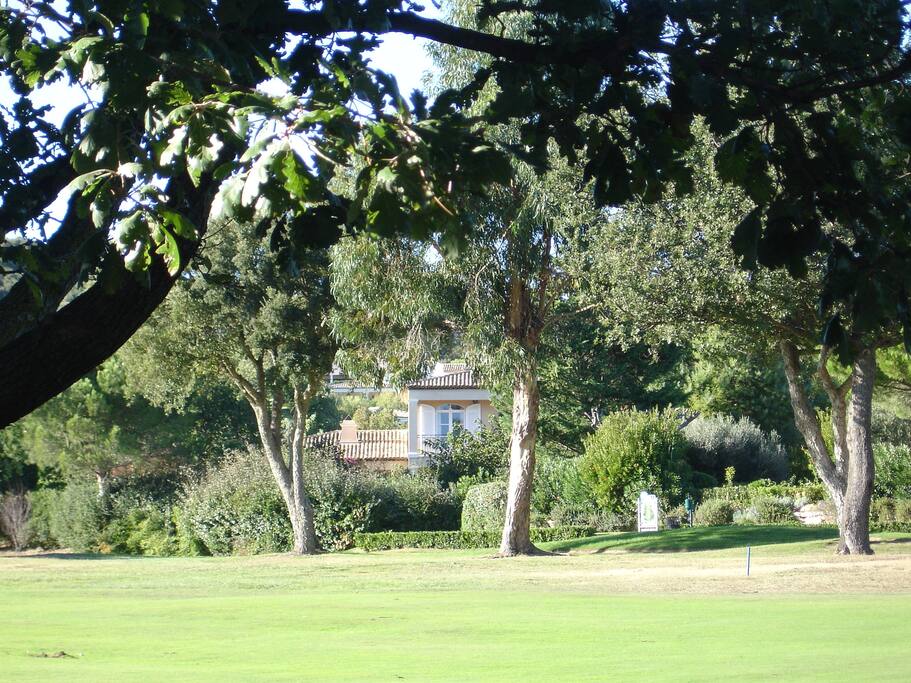 Vous êtes sur le golf! On est sur l’arrivée du trou
n°6 et sur le départ du trou 13. Profitez du jardin de 3500M2 avec mobilier extérieur, barbecue mobile