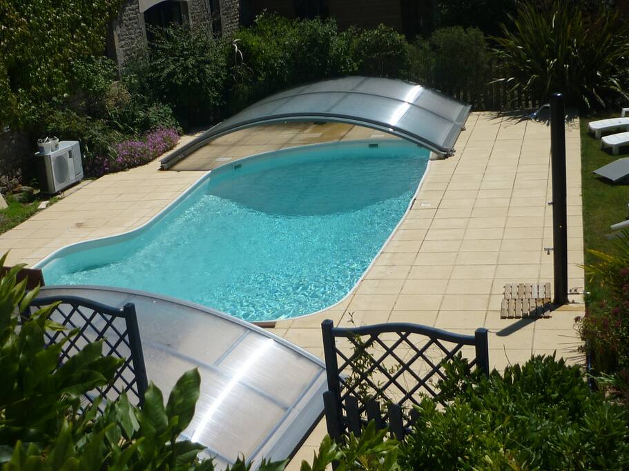 La piscine recouverte d'un abri amovible est chauffée à 26°C